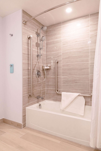 Bathroom 4, Hilton Garden Inn Sudbury, Greater Sudbury