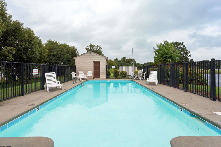 Sport & Beauty 5, Days Inn by Wyndham Clinton, Sampson