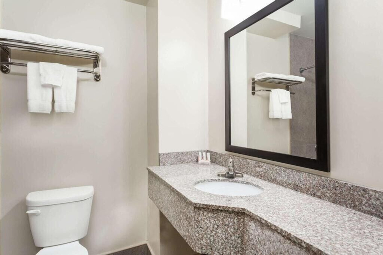 Bedroom 4, Days Inn & Suites by Wyndham Jamaica JFK Airport, New York
