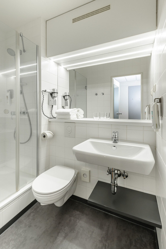 Bathroom 4, ibis Bremen City, Bremen