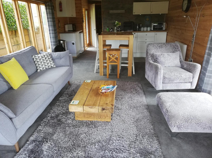 Others 3, Peaceful Cabin in Skegby -Sleeps2- Fire Pit, Nottinghamshire