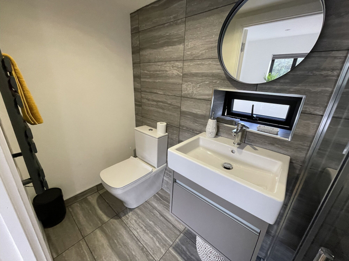 Bathroom, Maygrove Retreat - Sleeps 2 - Jacuzzi & Boat Hire, Windsor and Maidenhead