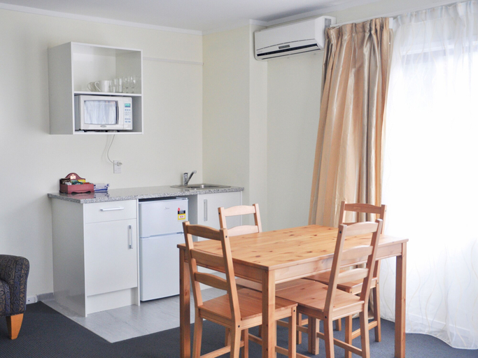 Others 5, Royal Park Lodge, Waitakere