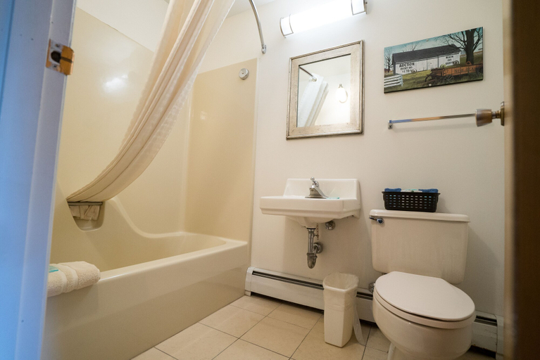 Bathroom 4, Inn at the Alpine, Manistee