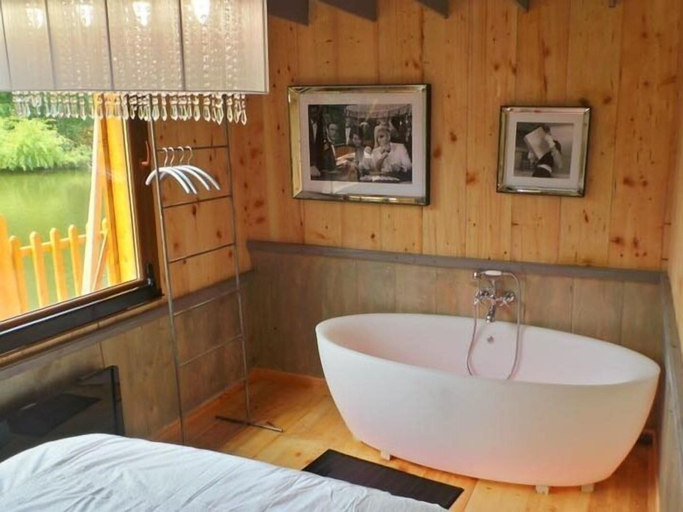 Bathroom 5, Au Fil de L'eau, Seine-Maritime