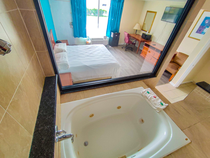 Bathroom 4, Clover Inn & Suites, Caddo