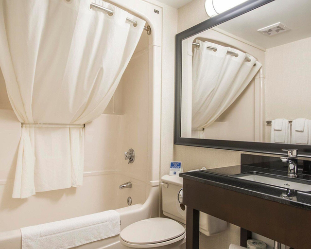 Bathroom 5, Comfort Inn Rimouski, Rimouski-Neigette