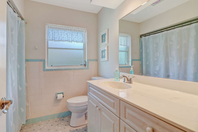 Bathroom 4, 220 Albatross St, Lee