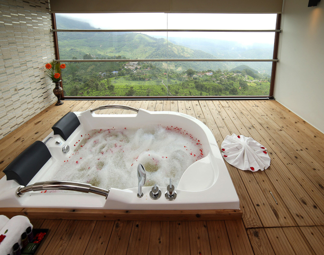 Bathroom 5, Amber Dale Luxury Hotel & Spa, Idukki