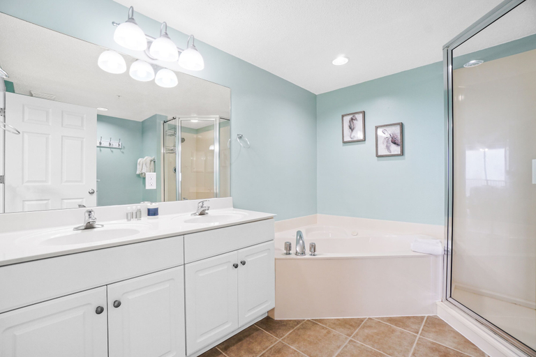 Bathroom 3, Majestic Beach Resort by Panhandle Getaways, Bay