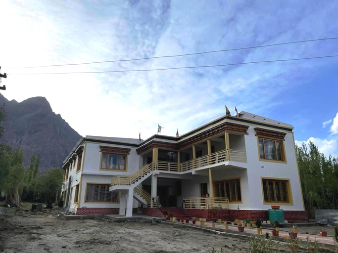 Exterior & Views