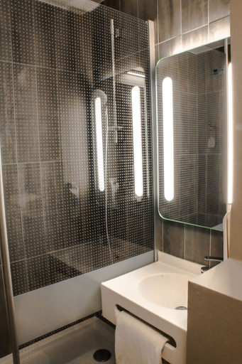 Bathroom 3, ibis Narbonne, Aude