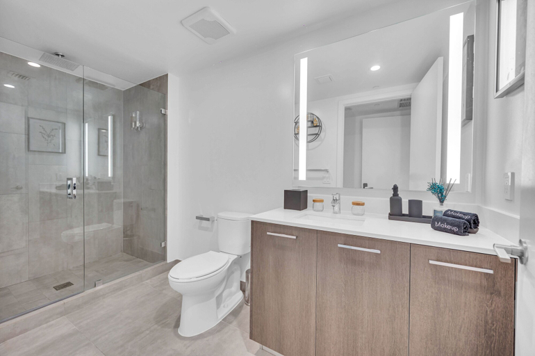 Bathroom 4, LA Experience, Miami-Dade