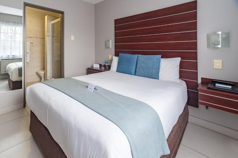 Bedroom 3, Hotel Savoy and Conference Centre, O.R.Tambo