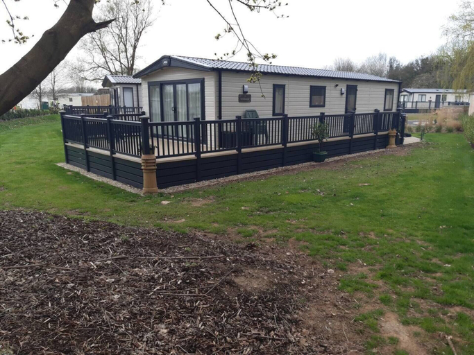 Exterior & Views 2, 2-bed Lodge Sleeps 4 - Pet Welcome - Fireplace, Gloucestershire