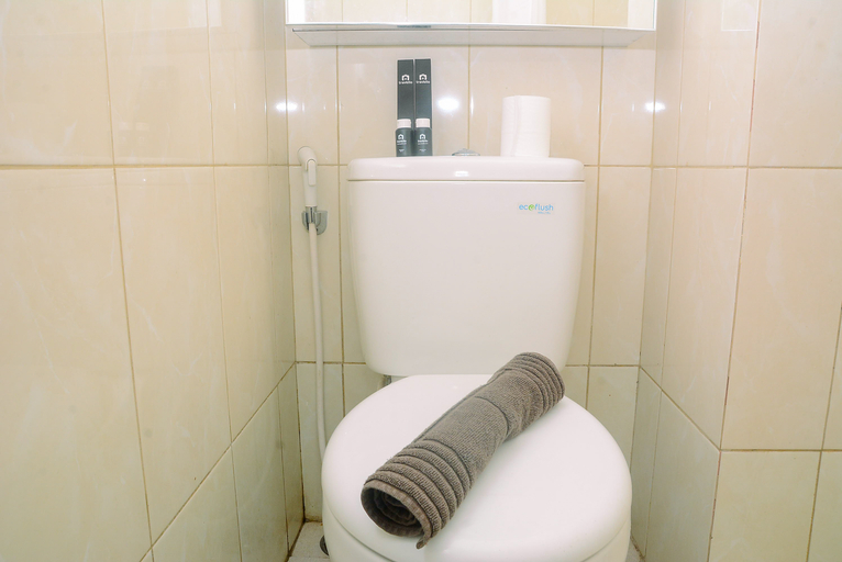 Bathroom 3, Comfy Modern Studio at Springlake Summarecon Apartment By Travelio, Bekasi
