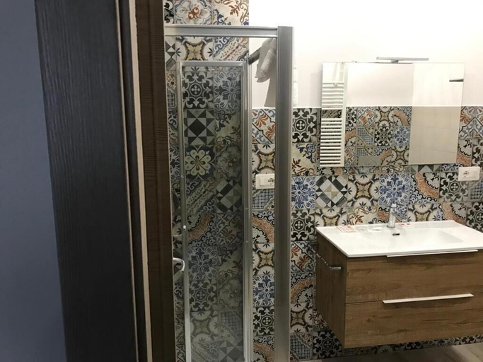 Bathroom 4, Residenza Borgo Guazzo, Parma