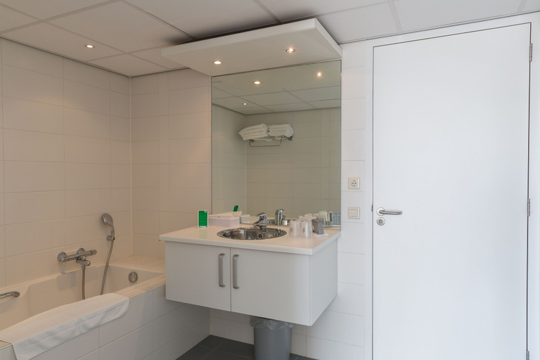 Bathroom 5, WestCord Strandhotel Seeduyn, Vlieland
