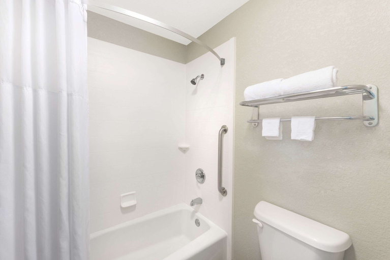 Bathroom 4, Days Inn by Wyndham Snyder, Scurry