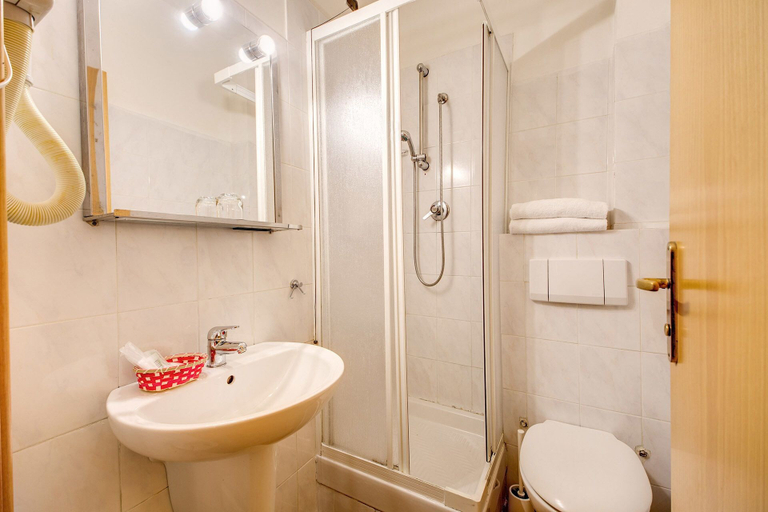 Bathroom 4, Hotel Giotto Flavia, Roma