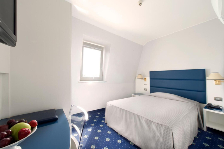 Bedroom 3, Hotel Estense, Modena