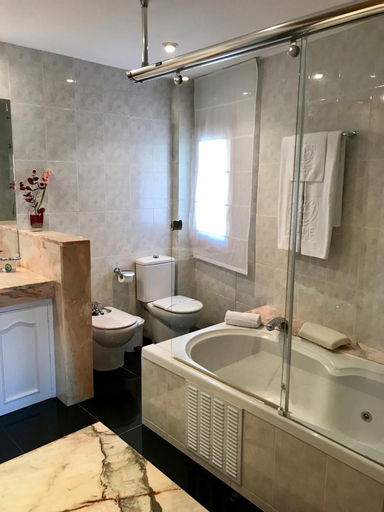 Bathroom 5, Hotel Jaume, Girona