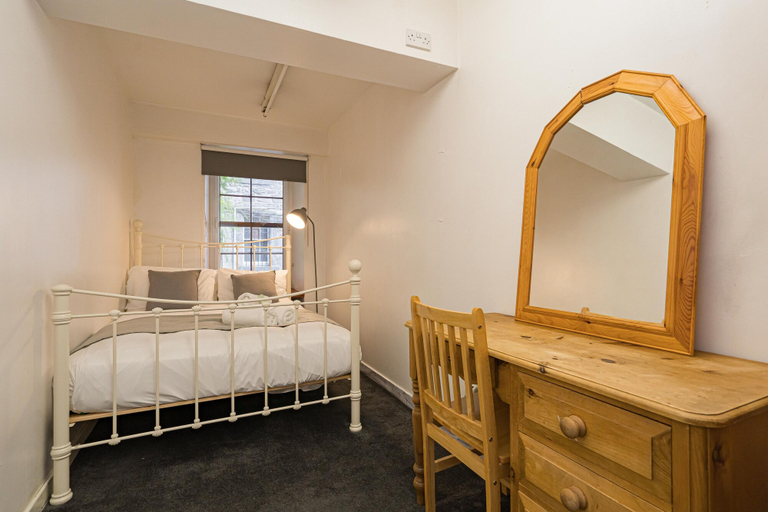 Bedroom 3, Royal Mile 5 BR Apartment nr Castle, Edinburgh