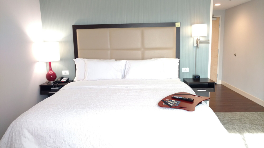 Bedroom 3, Hampton Inn Suffolk, Suffolk