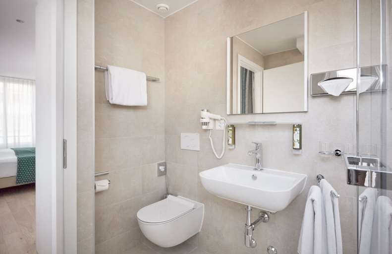 Bathroom 3, Hotel Suisse, Genève