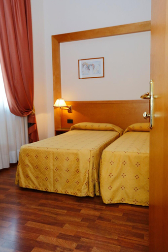 Bedroom 3, Hotel Estense, Modena
