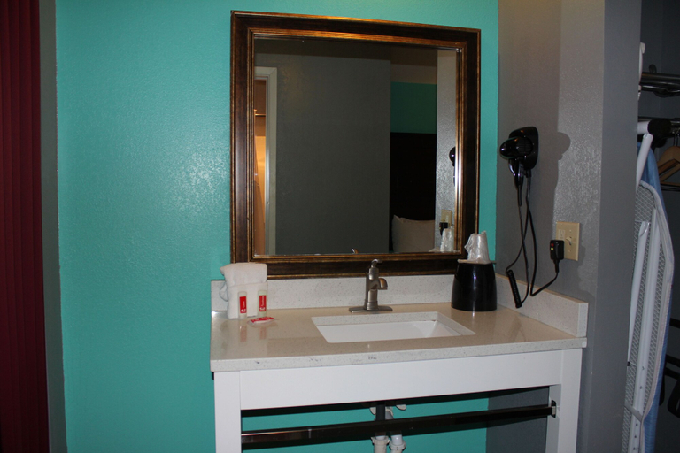 Bathroom 4, Econo Lodge West - Coors Blvd, Bernalillo