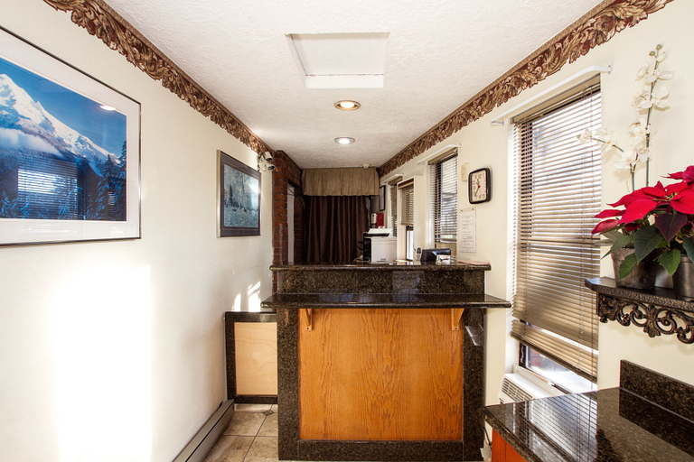 Others 5, Super 8 by Wyndham Vancouver East, Clark