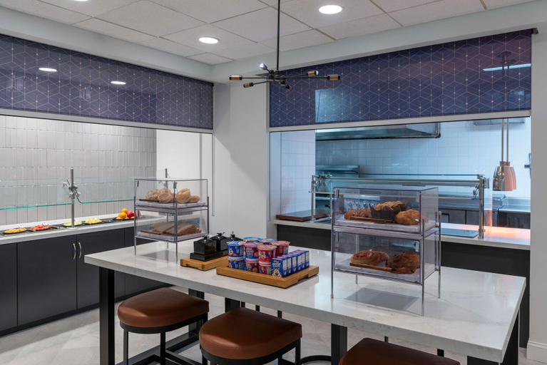 Food & Drinks 5, Hilton Garden Inn Arlington/Courthouse Plaza, Arlington