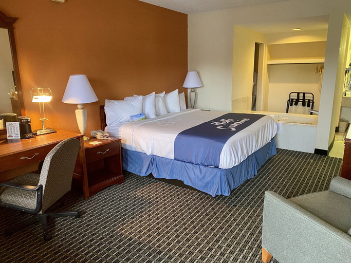 Bedroom 3, Days Inn by Wyndham Morehead, Rowan