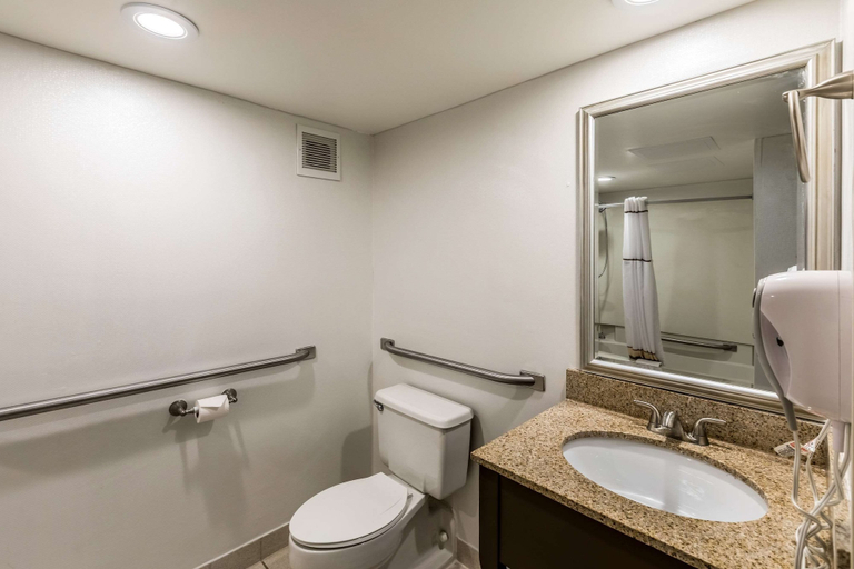 Bathroom 4, Quality Inn University, Ingham