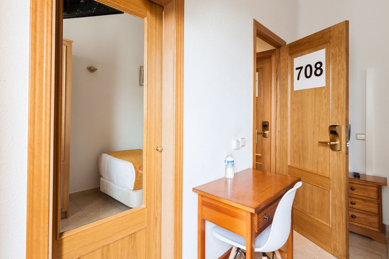 Bathroom 5, Hostal Josefina, Madrid
