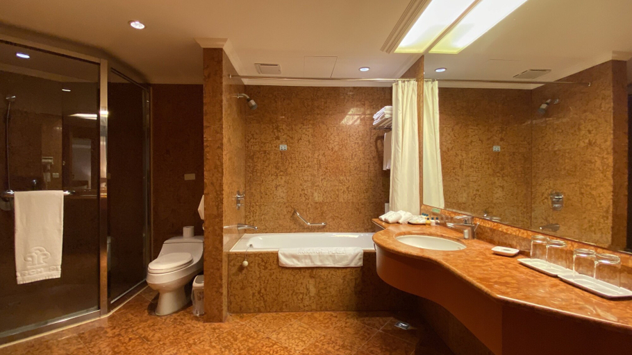 Bathroom 5, Monarch Plaza Hotel, Taoyuan