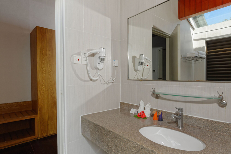 Bathroom 5, Embudu Village, Malé