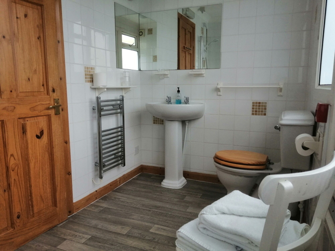 Bathroom 4, Harbourlight Guest House, Pembrokeshire