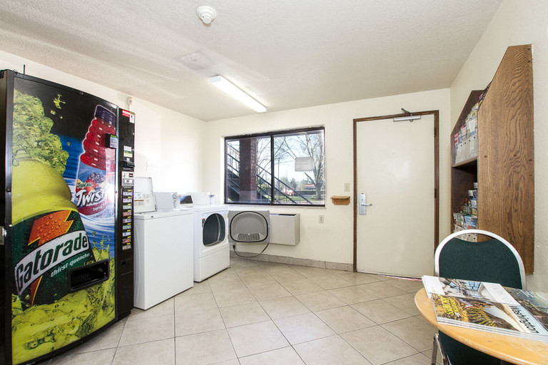 Others 5, Super 8 by Wyndham Vancouver East, Clark