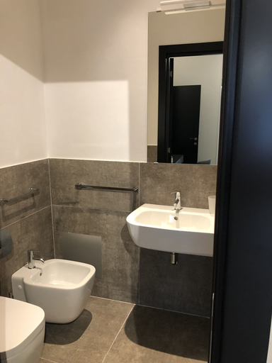 Bathroom 5, Re di Smirne, Bari