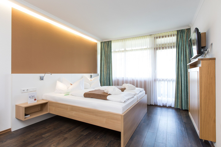 Bedroom 3, AktiVital Hotel, Passau