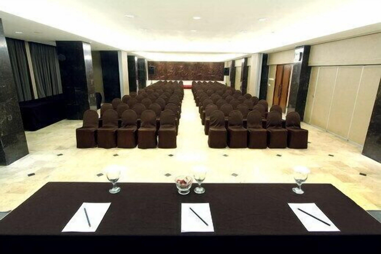 Business Facilities 16
