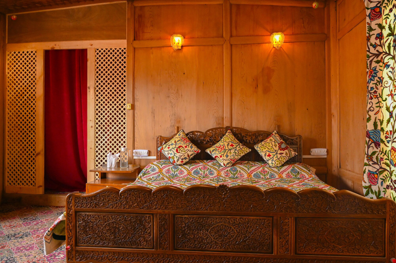 Bedroom 3, Golden Flower Heritage Houseboat, Srinagar
