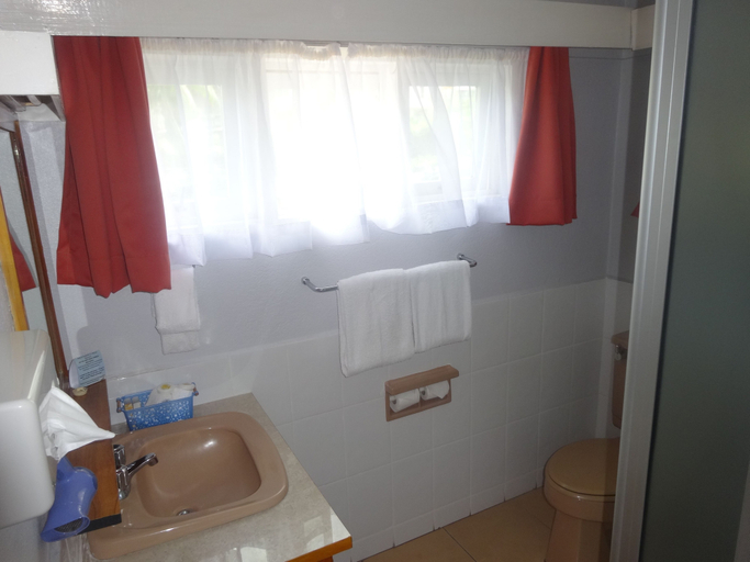 Bathroom 4, Suva Motor Inn, Rewa