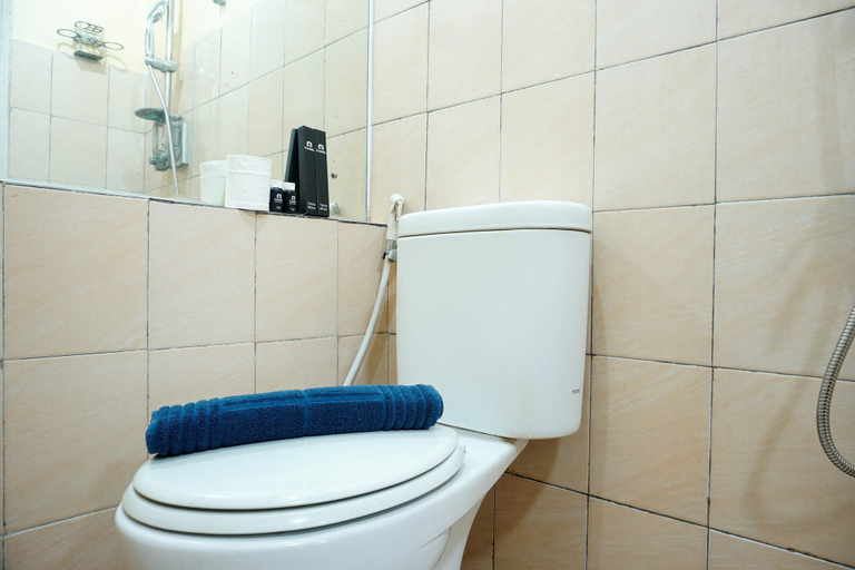 Bathroom 5, Furnished Studio with Comfortable Design Green Pramuka Apartment By Travelio, Central Jakarta