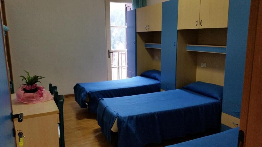 Bedroom 4, Bella Italia & Efa Village, Udine