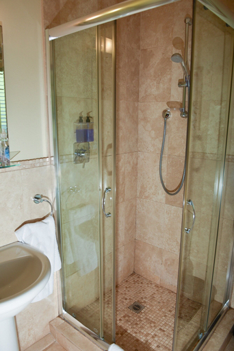 Bathroom 3, Mandalay Guest House, Eden