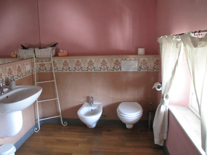 Bathroom 5, Bella addormentata e il principe Calaf, Lucca