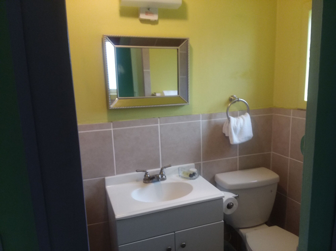 Bathroom 4, Shiny Motel, Grays Harbor